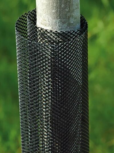 Verbissschutz / Baumschützer (Tree guard) 110 cm, schwarzes Kunststoffgitter als Stammschutz am Baumstamm montiert.